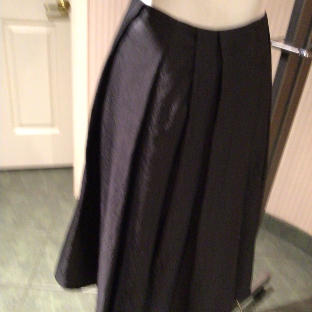 NWOT Hidden side pockets Black lined large pleated taffeta like skirt - Picture 8 of 9